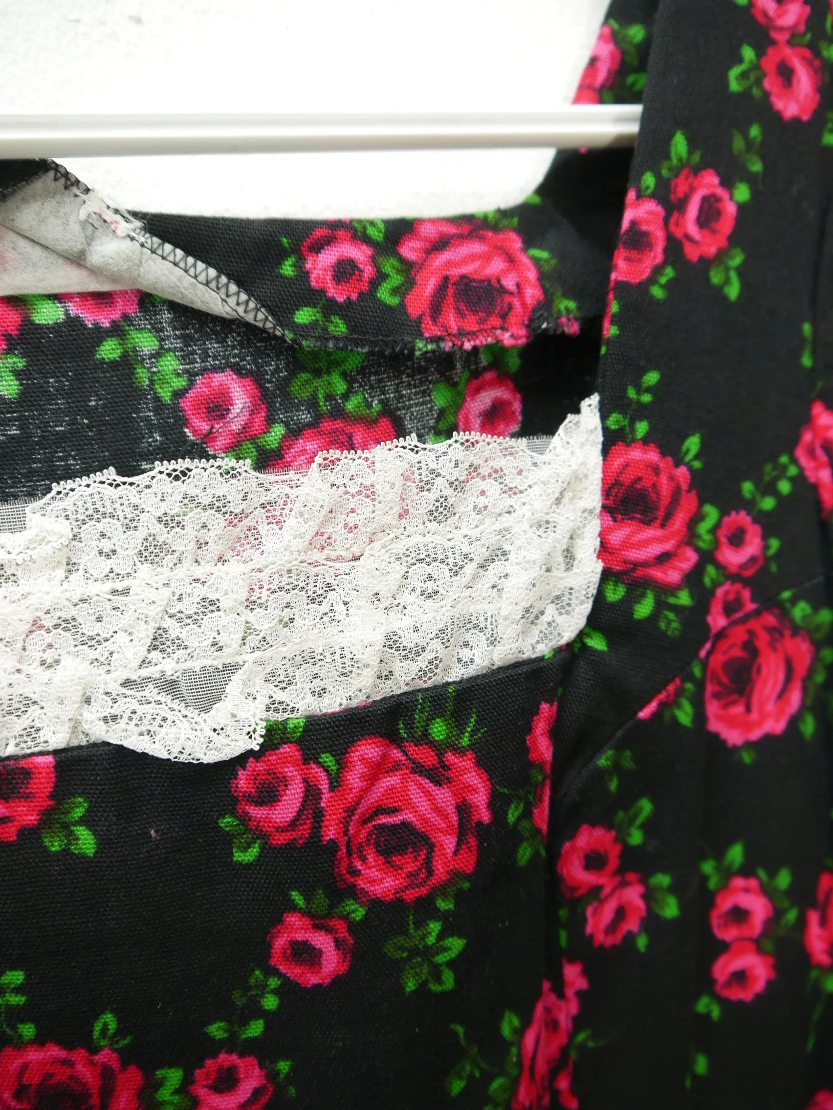 Aussergewöhnlich schwarz mit Wienernaht sagenhaftes Dirndl mit Schürze Gr.38
