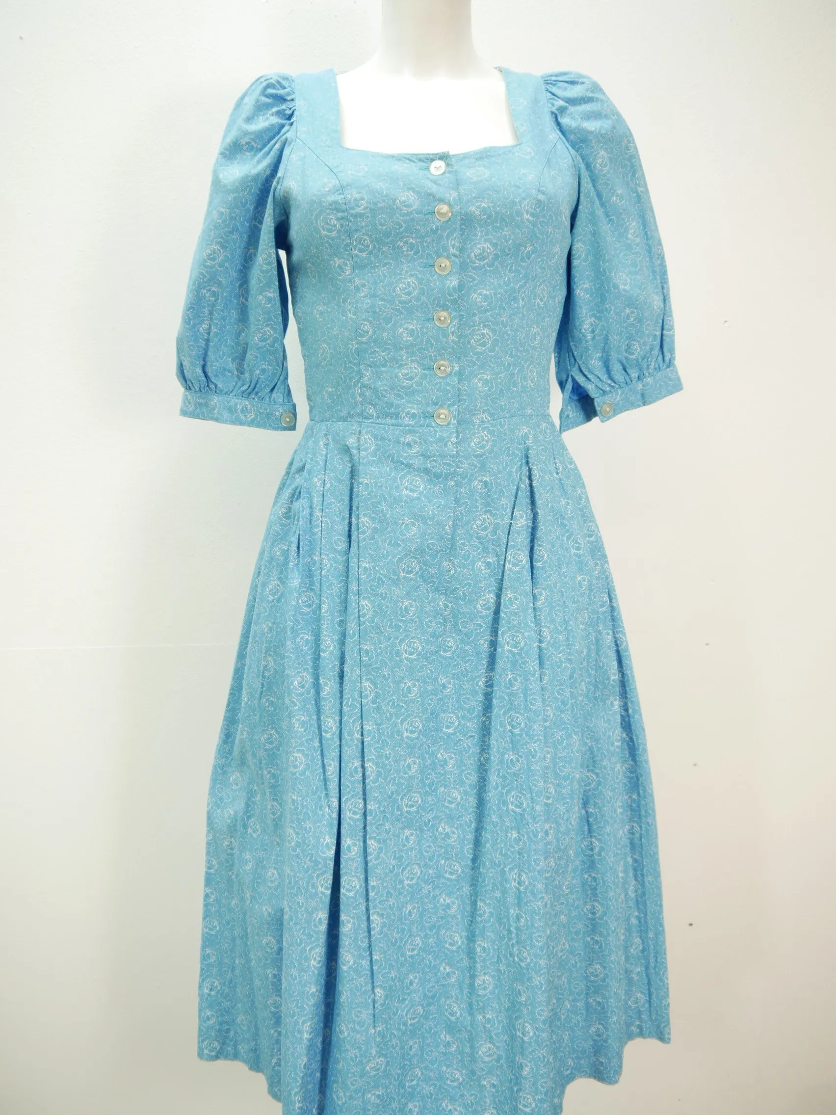 Fabelhaft blau Baumwolle mit Rosenmuster und Wienernaht Dirndl mit Schürze Gr.36