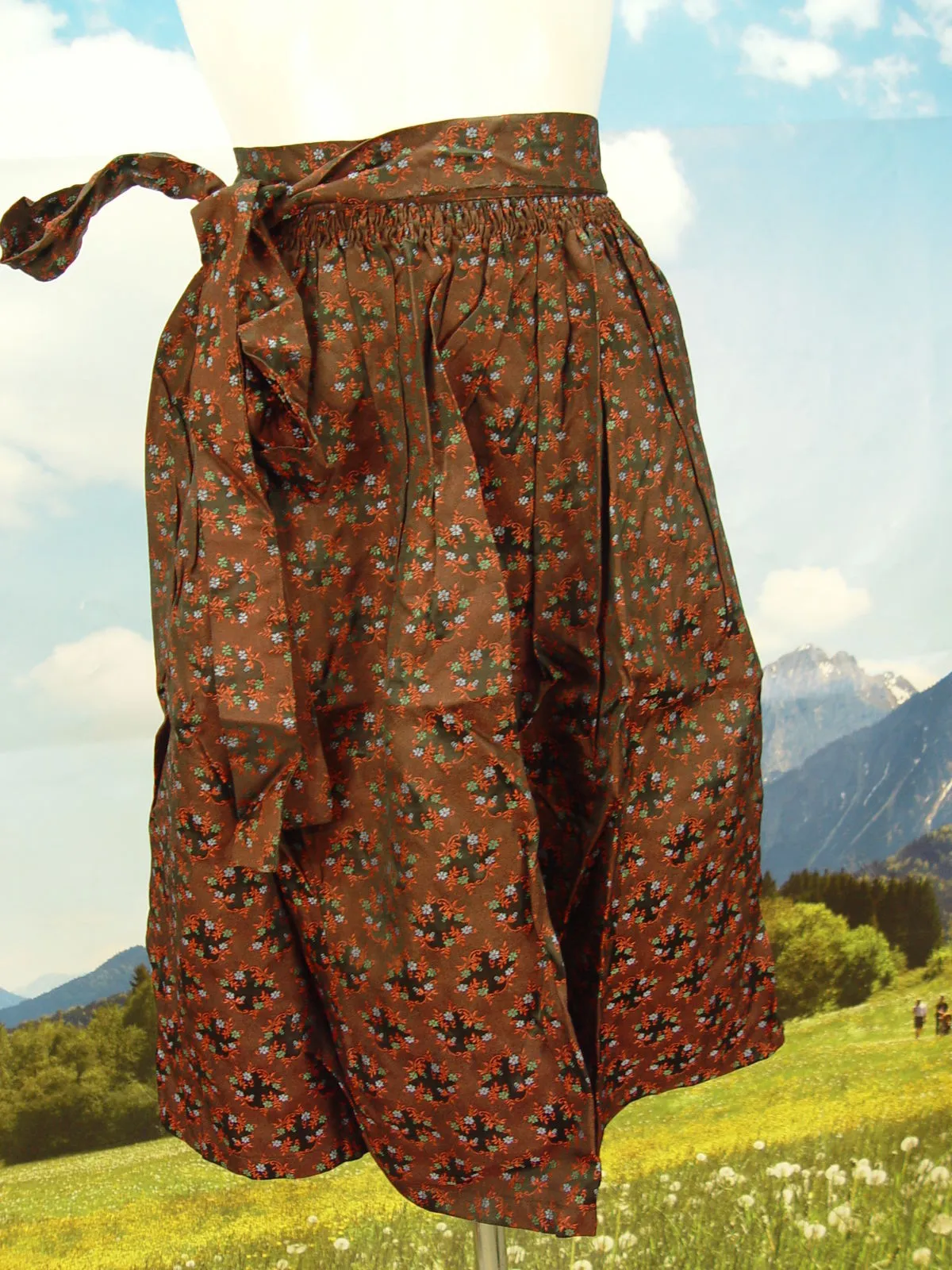 knielange Dirndlschürze mit sagenhaftem Webmuster  Dirndl-Schürze  TS655