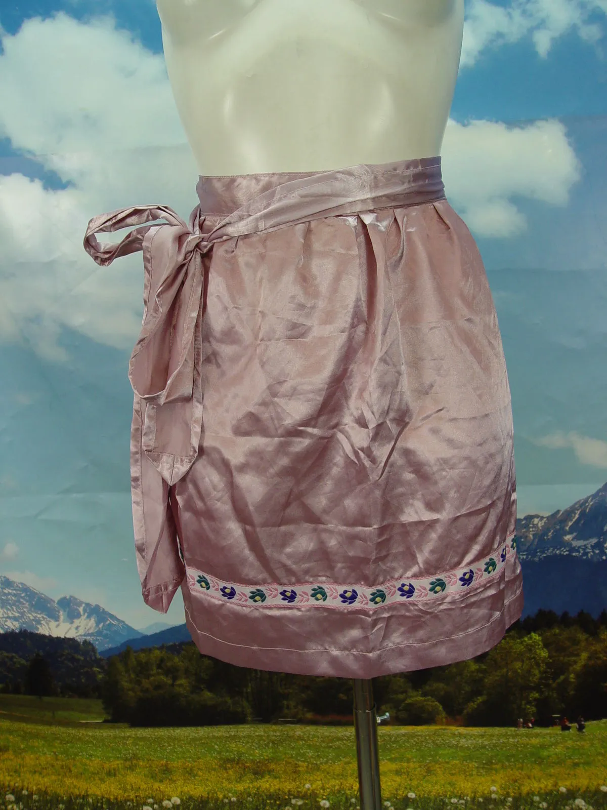 kurze Dirndlschürze einfarbige und glänzend tolle Dirndl-Schürze  TS791
