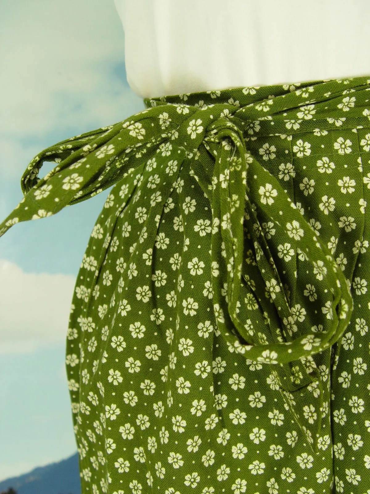 kurze Dirndlschürze mit Webmuster Dirndl-Schürze Trachtenschürze TS400