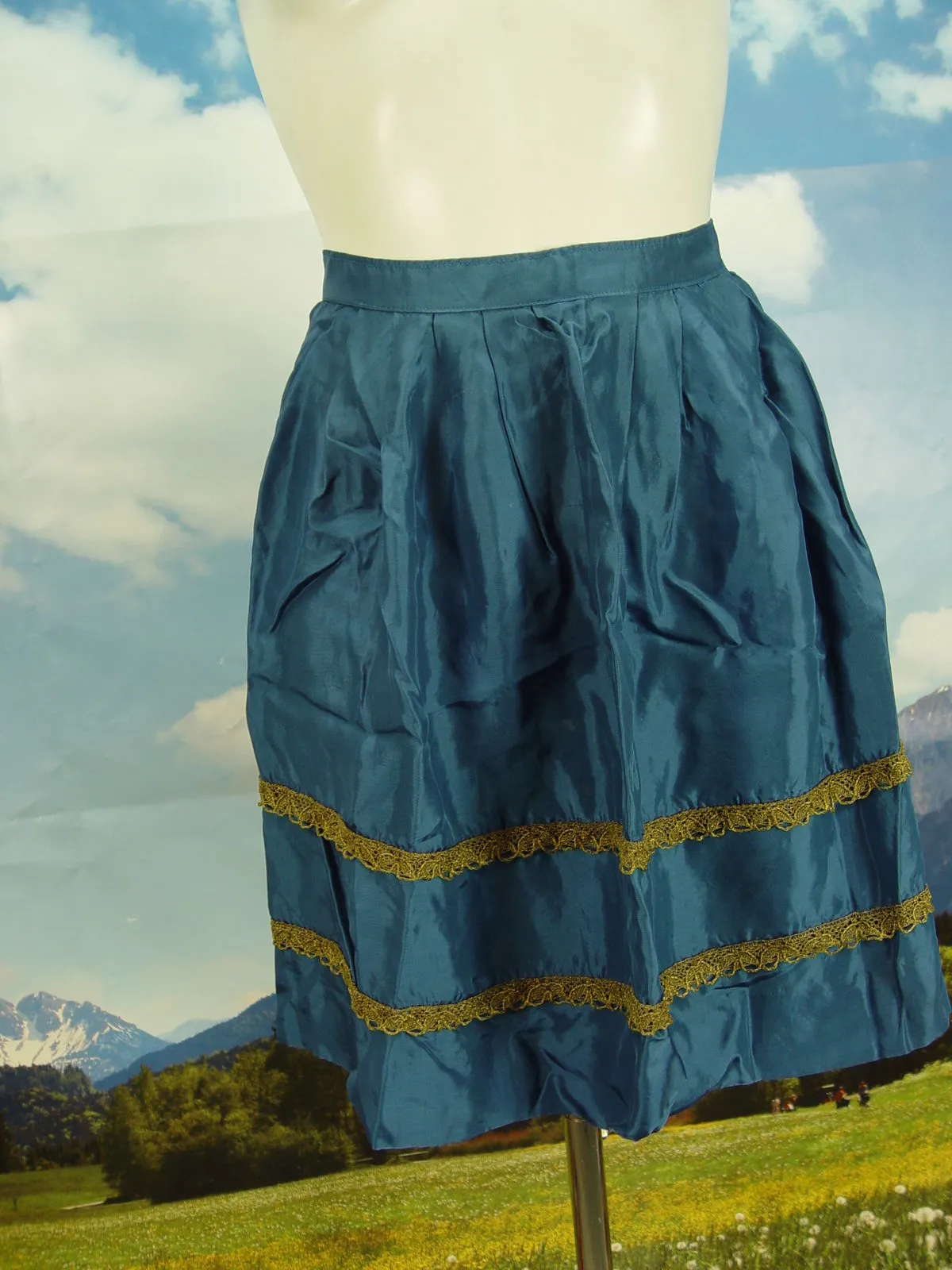 kurze Dirndlschürze  schimmernd mit Borte glänzende  Dirndl-Schürze  TS1027