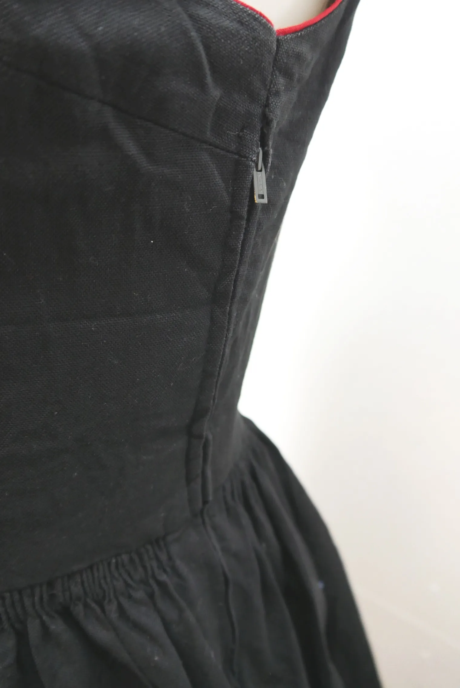 Leni Vintage Dirndl kurz schwarz rosa Stickerei Blumenmuster mit Schürze Gr.38