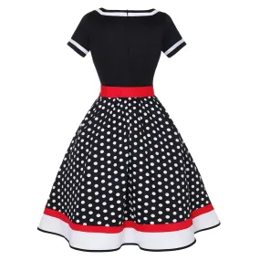 Retro-Tupfenkleid mit kontrastierenden Paspeln