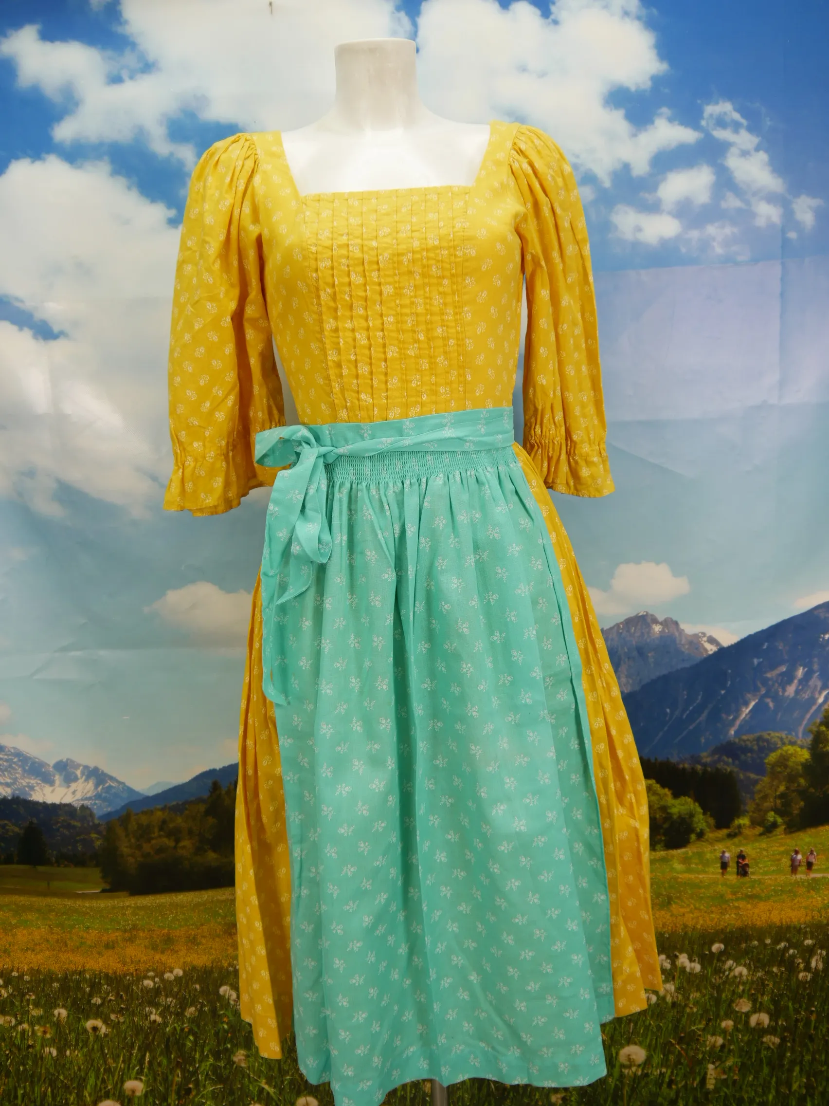 Sportalm Kitzbühel gelb mit Blumen süßes Dirndl mit Schürze Gr.36