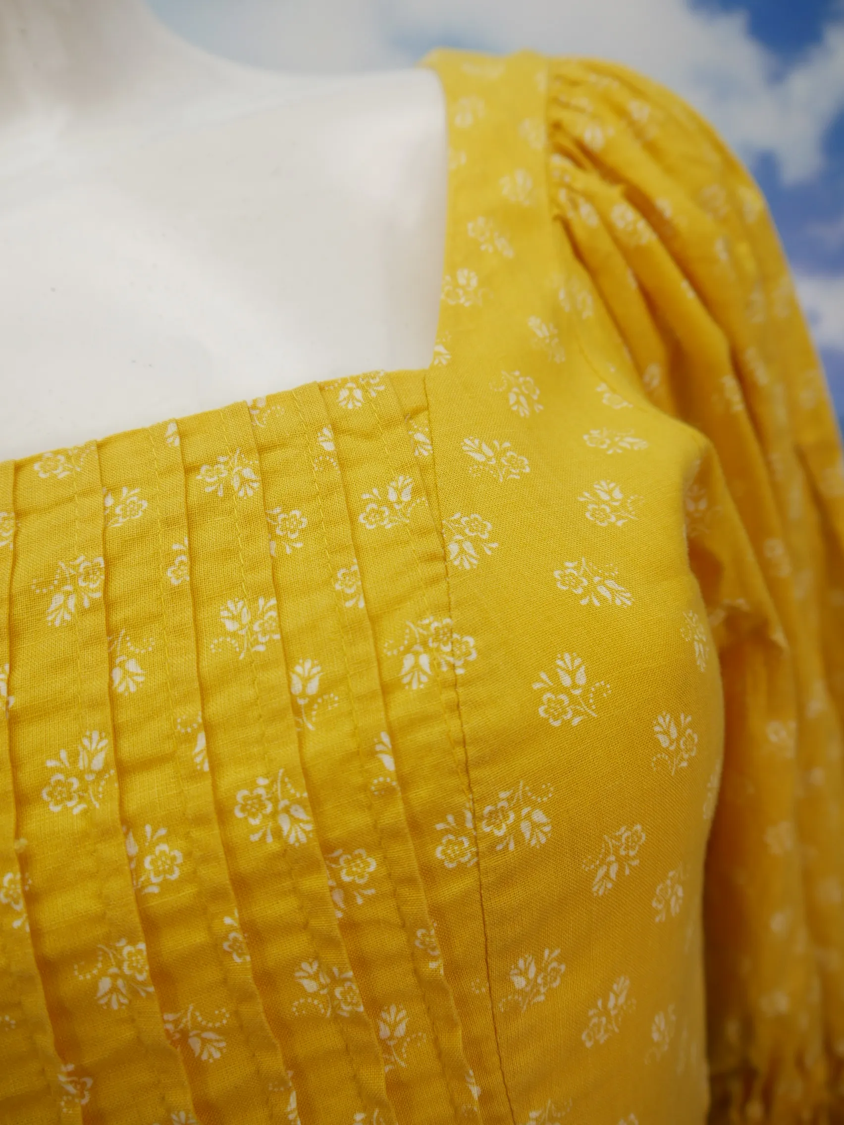 Sportalm Kitzbühel gelb mit Blumen süßes Dirndl mit Schürze Gr.36