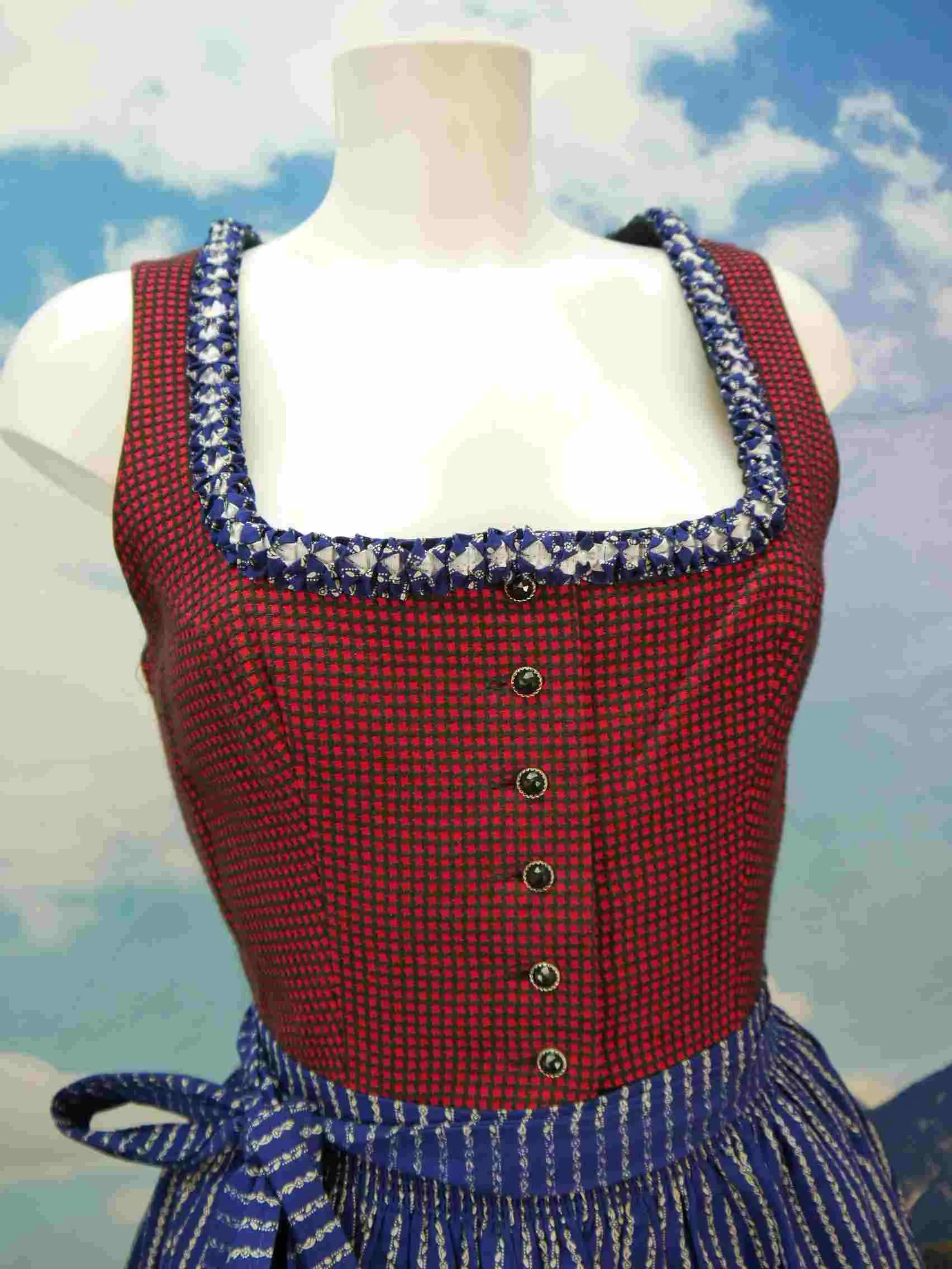 Upcycling Balkonett mit Froschmaulborte zuckersüßes Dirndl mit Schürze Gr.36